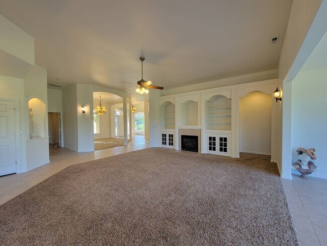 Building Photo - 1200 W Canyon Lakes Dr