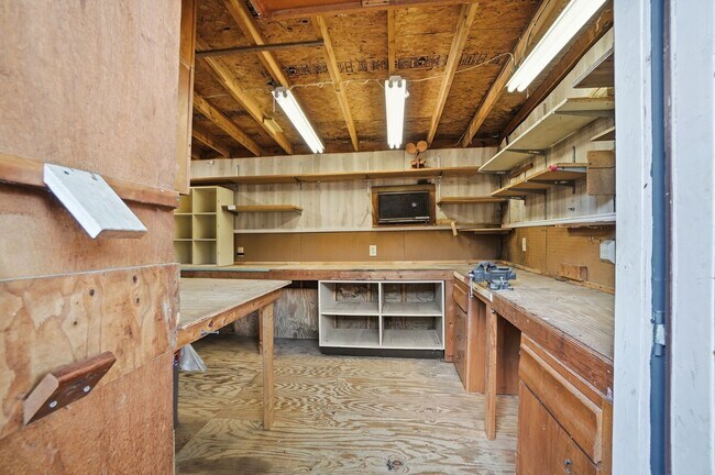 Building Photo - Three Bedroom Home with Great Outdoor Entertainment Space!