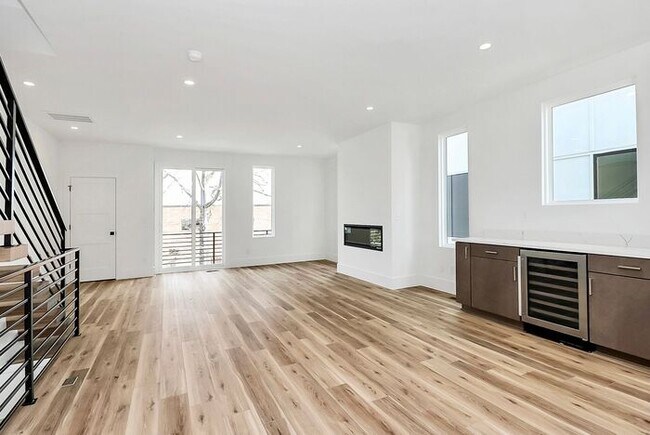 Building Photo - Stunning 3BD/3.5BA Townhome with PRIVATE POOL!