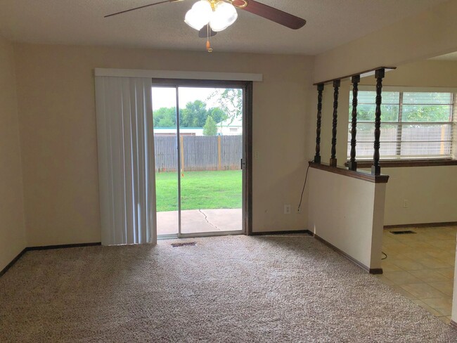 Building Photo - Great Location! Central Edmond!