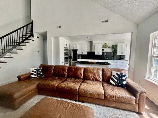 Building Photo - 4BD/2.5BA Gorgeous Home with Fence Backyar...