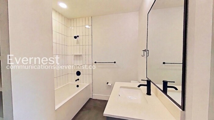 Building Photo - 2220 Webberville Rd