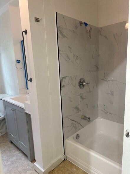 Full Bathroom - 1670 Pensacola St