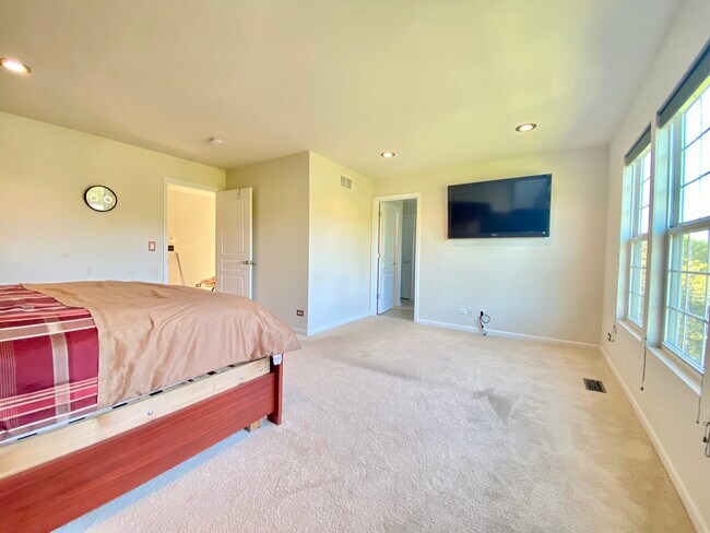 Building Photo - 10S420 Carrington Cir