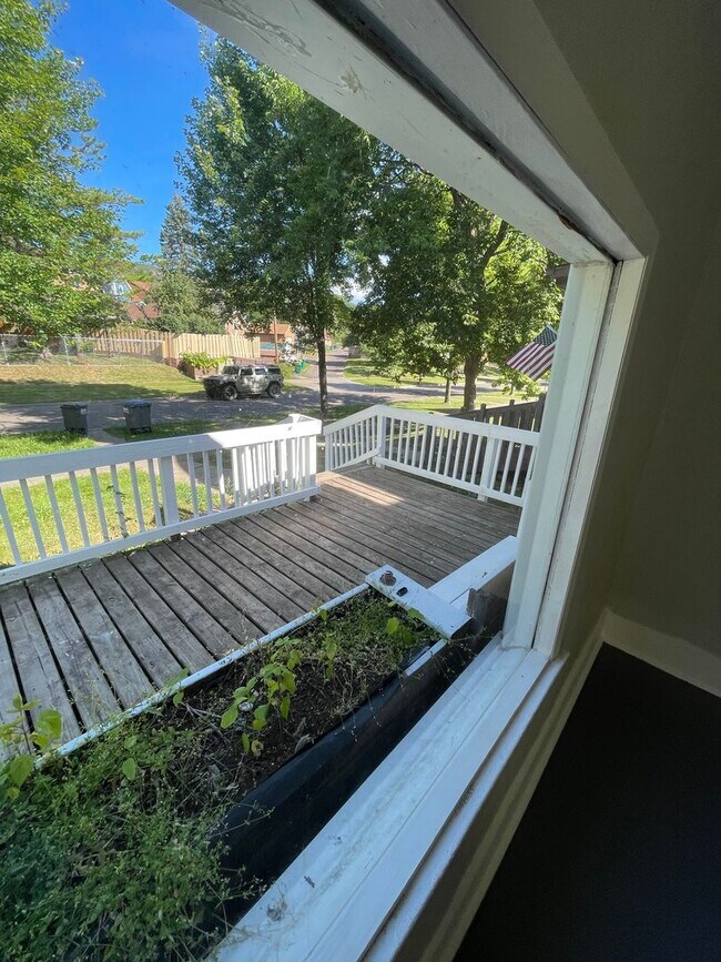 Building Photo - AVAILABLE June  - 1 BED 1 BATH Single Family Home!