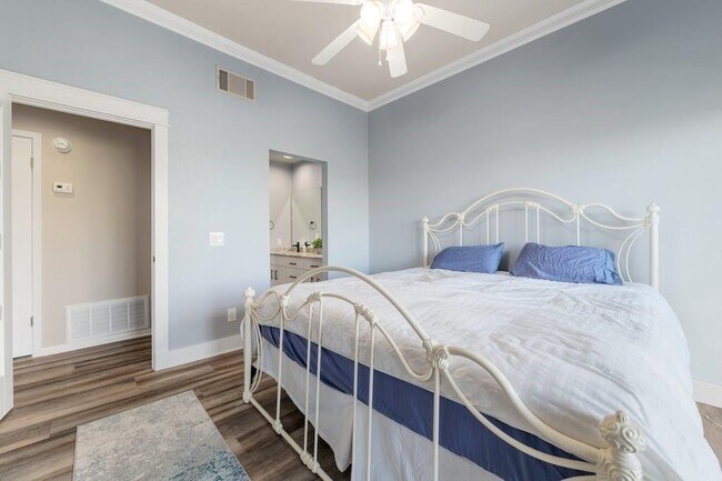 Building Photo - 409 Hi There