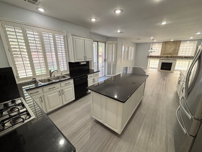 Building Photo - Gorgeous 4bed /5bath home nestled in a gre...