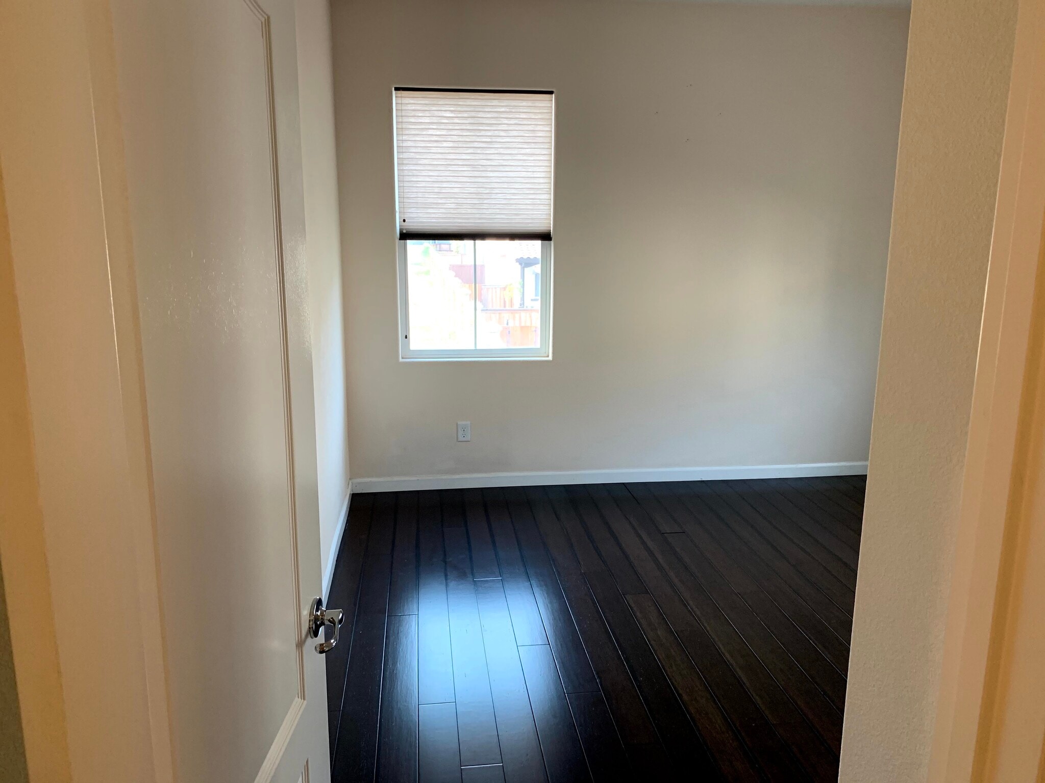 2nd Floor Guest Bed 1 - 5853 Flora Cmn