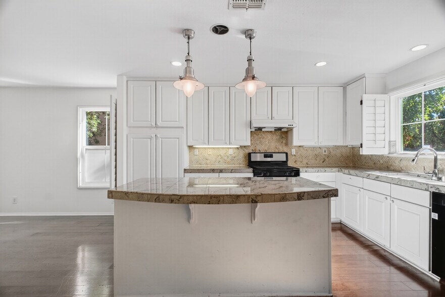 Building Photo - 1757 E Flora St