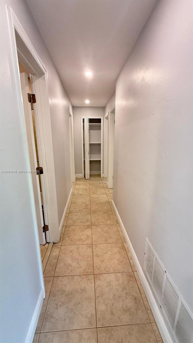 Building Photo - 8820 SW 43rd Terrace