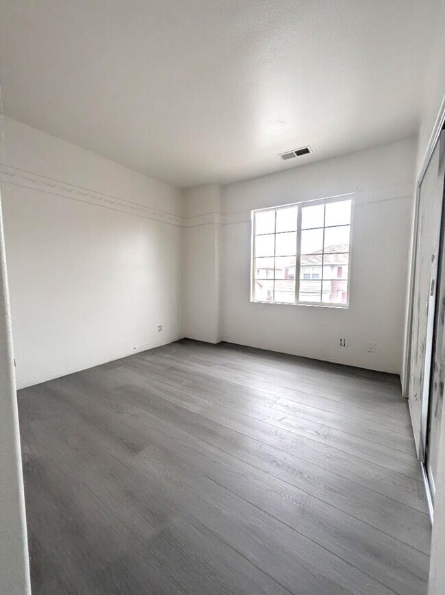 Building Photo - 1901 Oregano Way