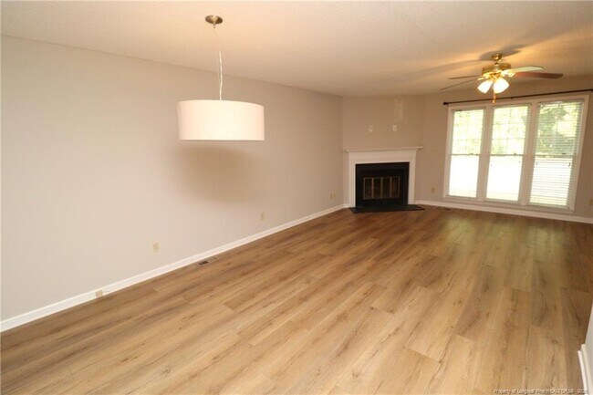 Building Photo - 118 Planetree Ln