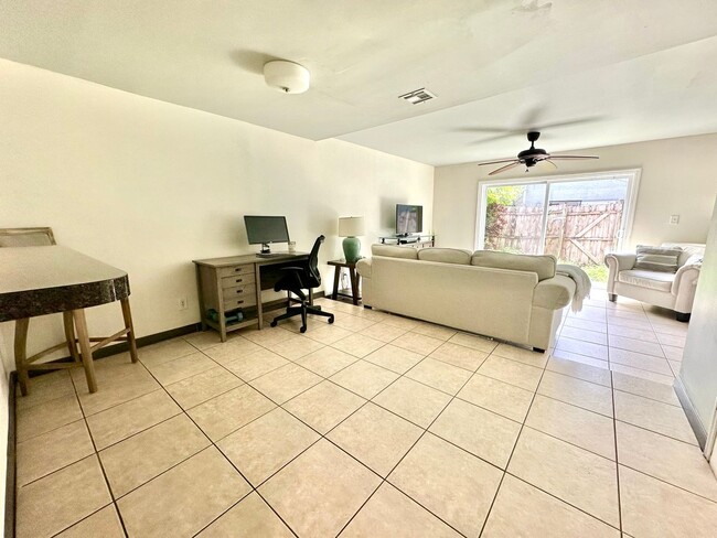 Building Photo - Effortless & comfortable 2Beds/1.5Bath con...