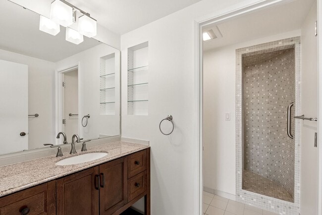 Building Photo - 2 Bedroom 2 Bath Top Floor Corner Unit  wi...