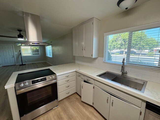 Building Photo - 970 N Villa Ave