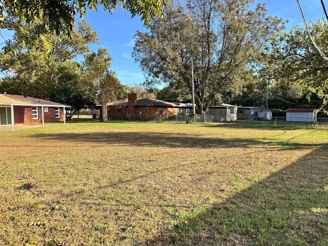 Building Photo - 703 Pecan St