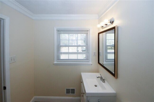 Building Photo - 1616 W Kellogg Cir