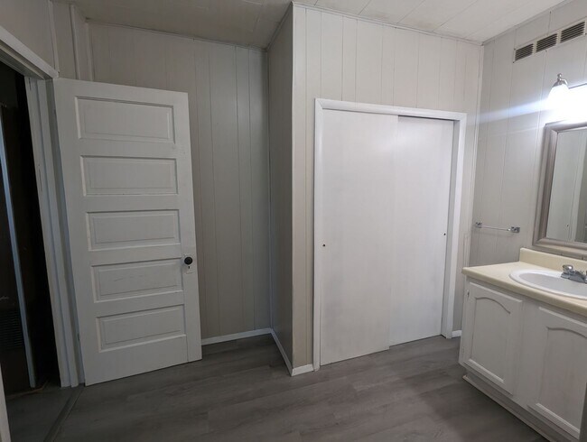 Building Photo - COMING SOON FURNISHED 2 BEDROOM UPSTAIRS A...