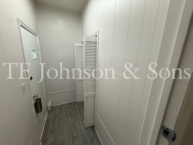 Building Photo - 3BR Home with Stainless Steel Appliances, Hardwood Floors & Carport