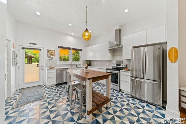 Building Photo - Fully Restored 2BR Classic Near Downtown Dignowity Hill