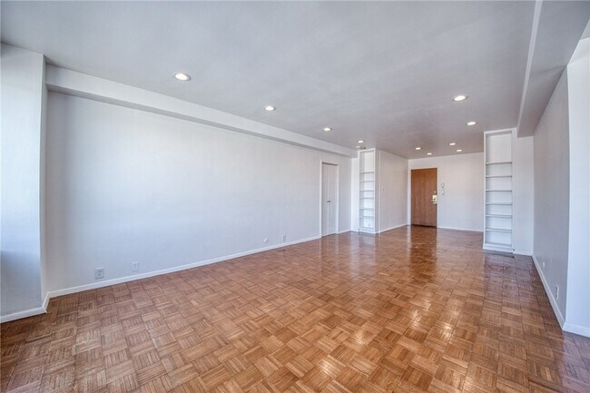 Building Photo - 320 Fort Duquesne Blvd