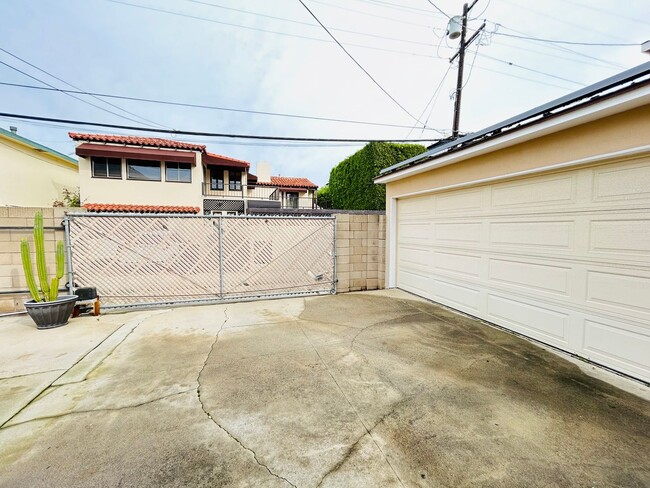 Building Photo - Naples Island Gem!