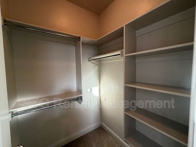 Building Photo - 469 E Barcelona Dr
