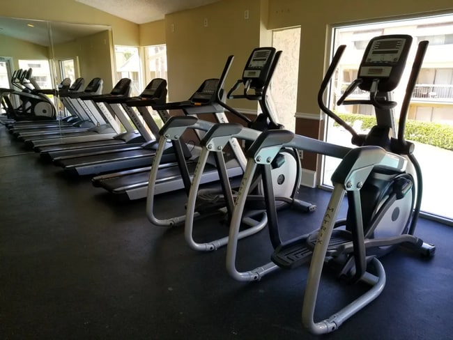 Building Photo - Avalon 2Bedrooms/1Bath Condo with front-row pool view!