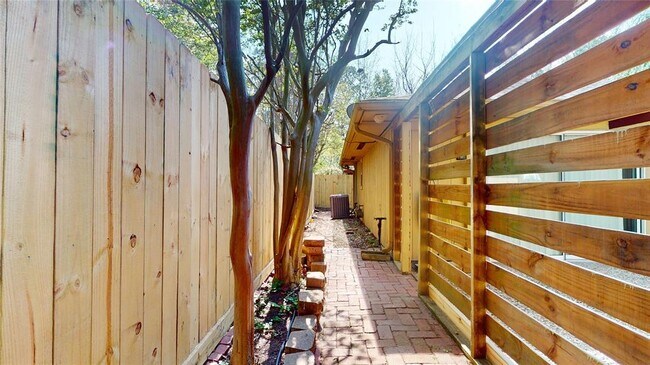 Building Photo - 12618 Misty Valley Dr