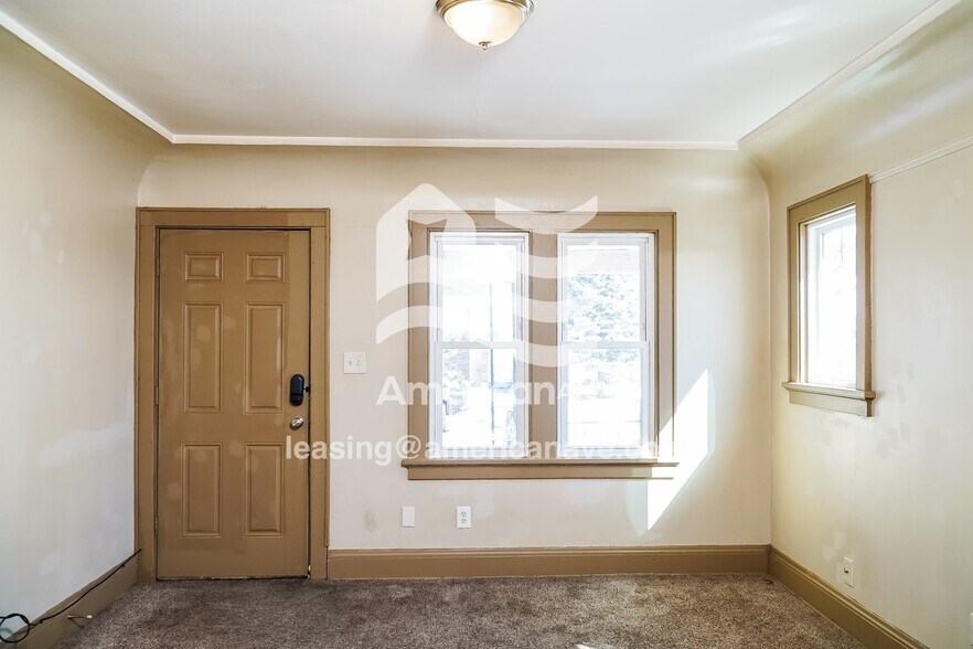 Building Photo - 4037#4101 Lower West Fairmount Avenue, 53209; #730423 - 730423