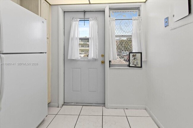 Building Photo - 2200 Park Ln