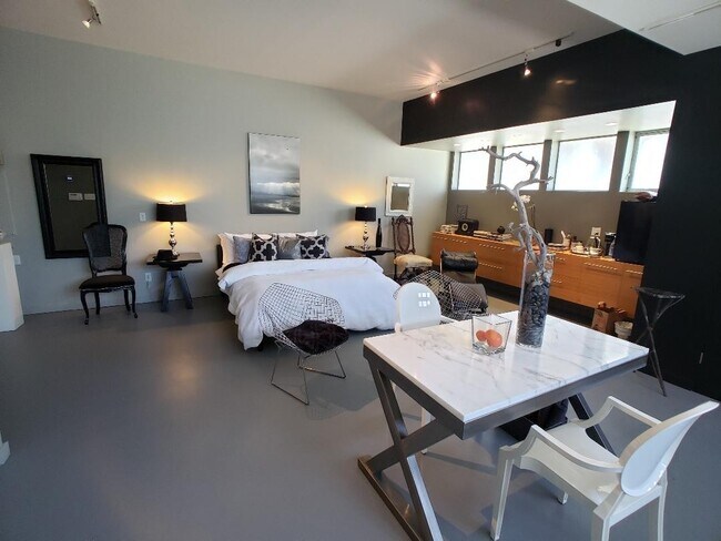 Building Photo - Professionally Designed Modern Loft In Oak...