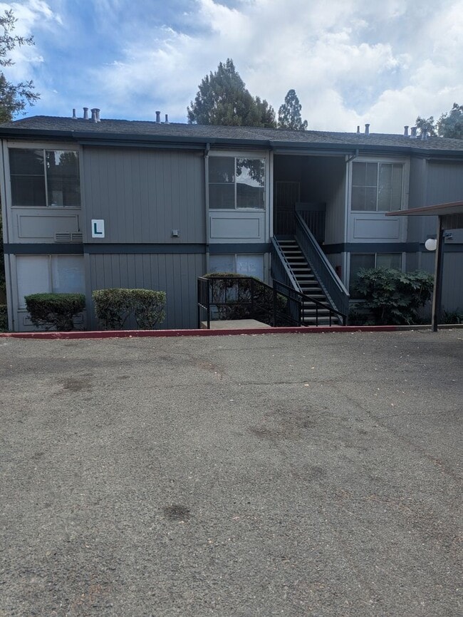 Beautiful Upper-Level Two-Bedroom Two-Bat... - Beautiful Upper-Level Two-Bedroom  Two-Bat...