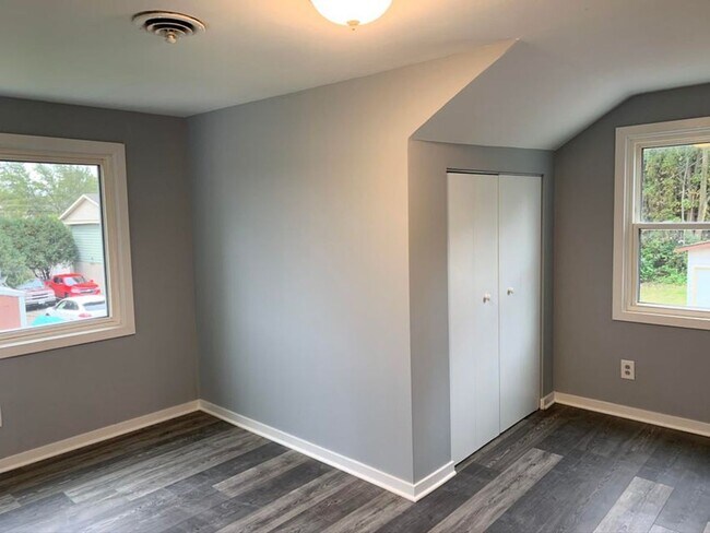Building Photo - 3BR 1.5BA Twin Lakes Home
