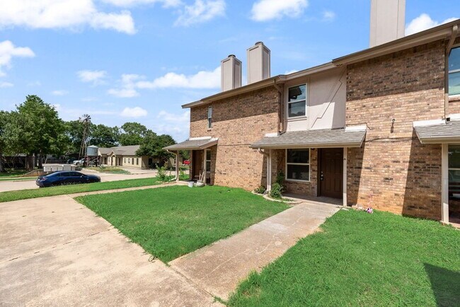 Building Photo - Completely Remodeled Triplex Unit 2 bed 1.5 just minutes from downtown Grapevine!