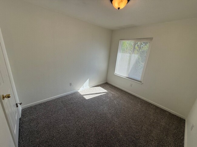 Building Photo - Updated single story located in Modesto!