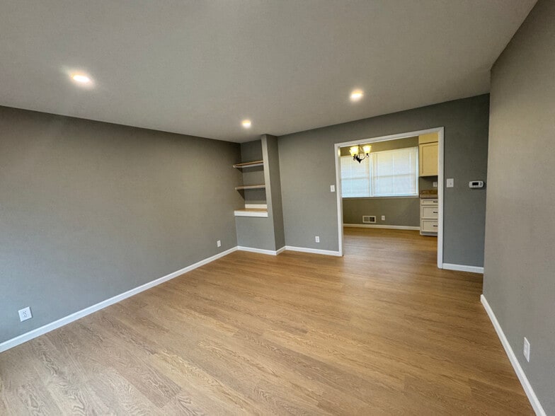 Building Photo - 1400 E Hanna Ave