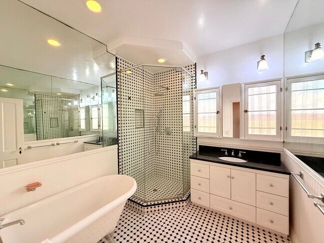Building Photo - Very Unique Spacious sleek One Bedroom - O...