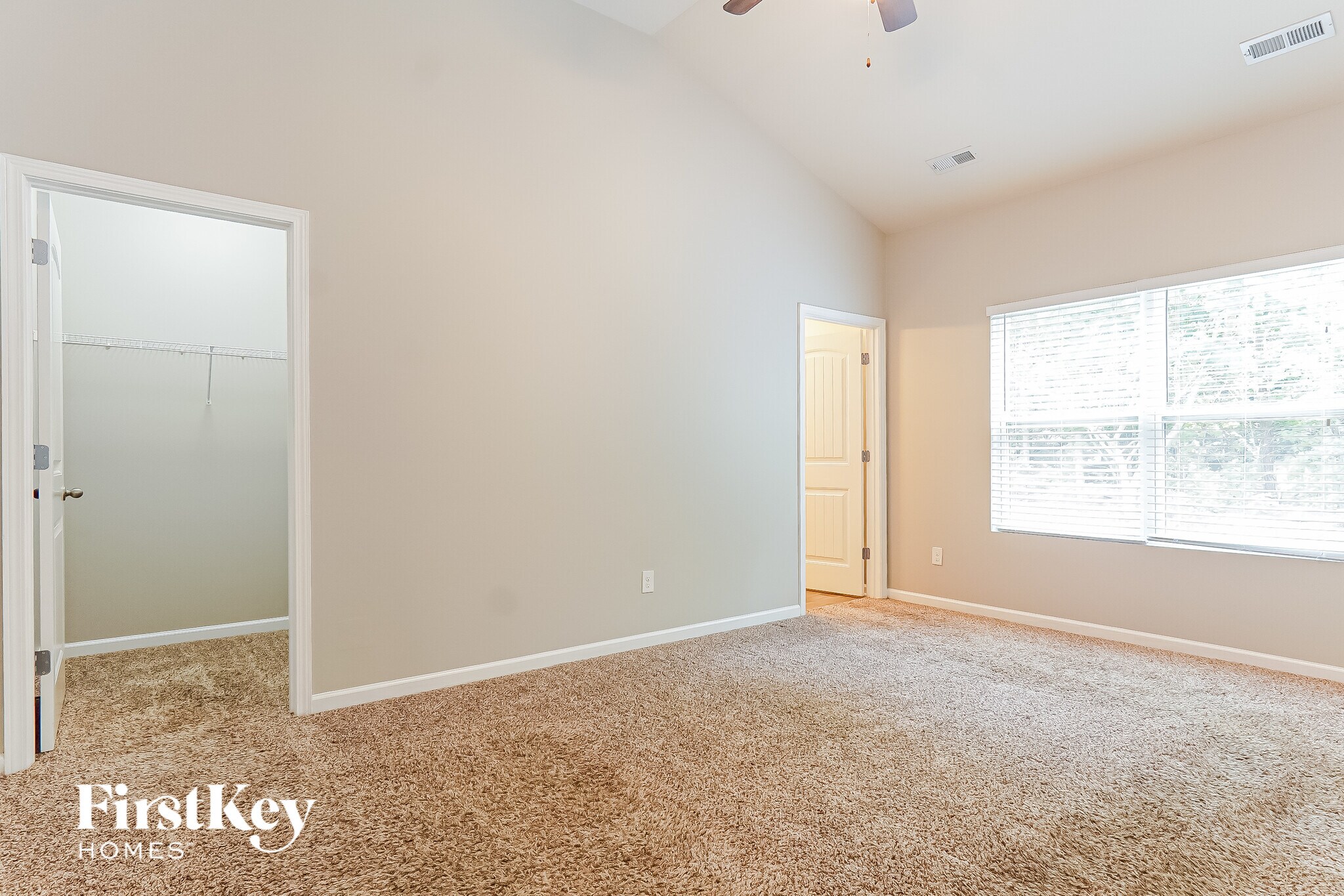 Building Photo - 383 W Park Dr