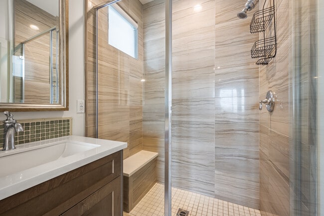 Building Photo - 1068 Hampton Dr