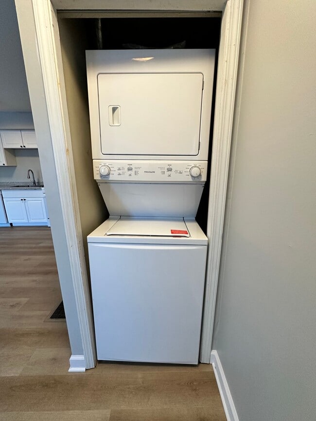 Building Photo - Updated 5-BR, 2-BA Apartment by the U of M Available!