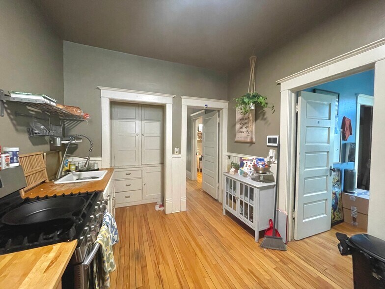 Building Photo - 603 NE Main St