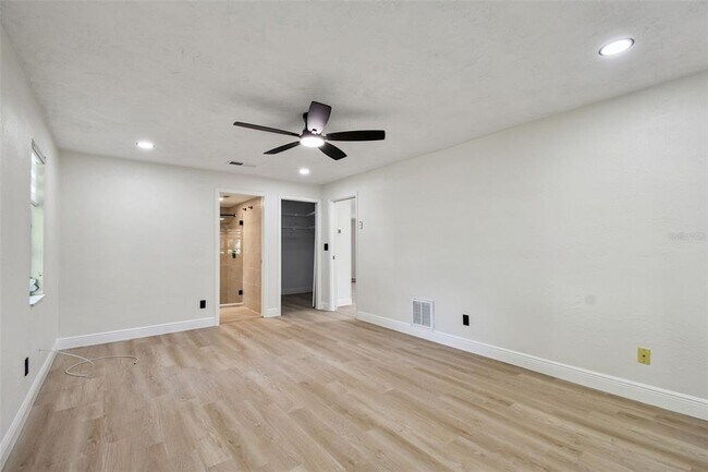 Building Photo - 970 Rolling Hills Dr