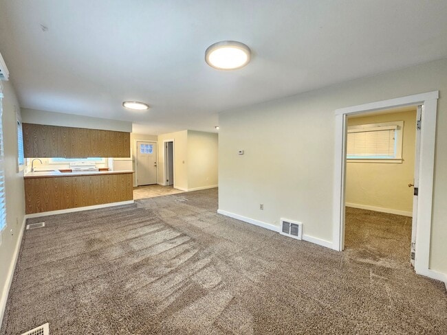 Building Photo - $1,600 - 2 Bed / 1 Bath Spacious House in Latah Valley Neighborhood