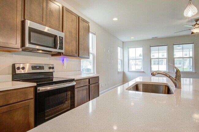 Building Photo - 7824 Montview Rd