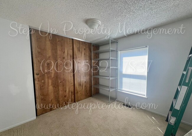 Building Photo - Charming 3 Bedroom Willow Springs Retreat Near Lake, Park & Clubhouse with Solar!