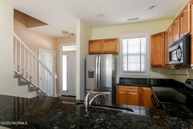 Building Photo - 533 Village Green Dr