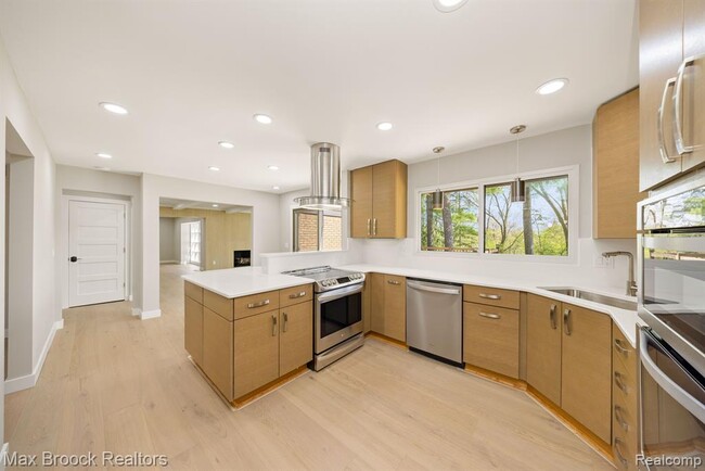 Building Photo - 5240 Clarendon Crest St