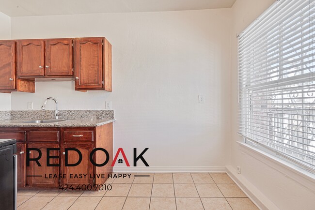 Building Photo - 520 1/4 S Mariposa Ave-107