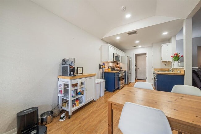 Building Photo - 301 Zebra Dr